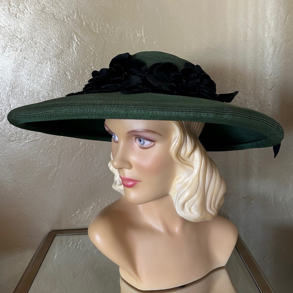 DASHING 1950s' GREEN STRAW WIDE BRIM HAT + BLACK FABRIC/VELOUR FLOWERS & BAND - Picture 2 of 14